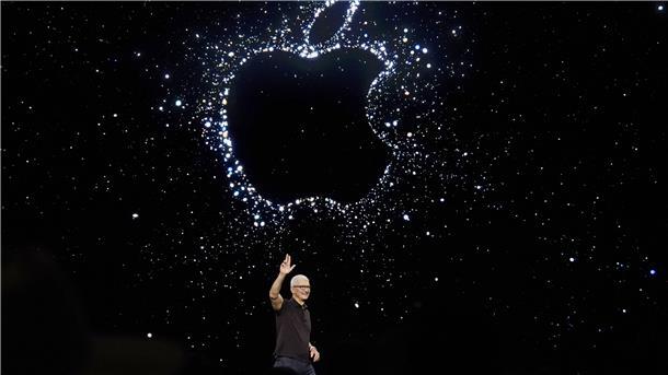 Apple-Chef Tim Cook stellt bei einer Veranstaltung auf dem Campus des Apple-Hauptquartiers die neue iPhone-Generation vor. 