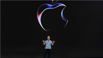 Apple-SEO Tim Cook spricht bei der Ankündigung auf dem Apple-Campus.