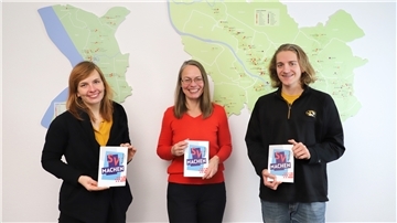 Arabella Walter (Bremer Jugendring), Clemens Lange (Mitwirkender) und Sascha Karolin Aulepp bei der Vorstellung der Broschüre.