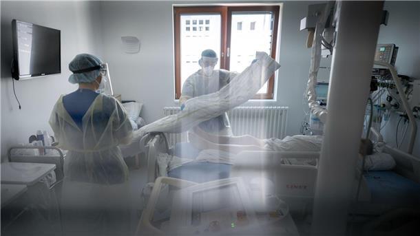 Krankenhausreform? Kliniken wollen zunächst Finanzhilfen Arbeit auf einer Intensivstation. Die Pläne zur Krankenhausreform sehen bundesweit eine einheitliche Einteilung der Kliniken in drei Stufen vor, mit entsprechender Förderung.