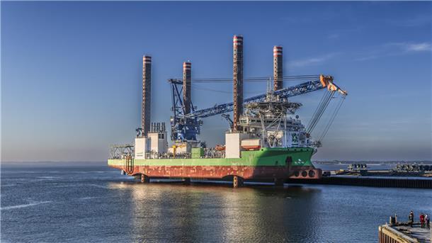 Arbeit für „Rammschiffe“ wie dieses wird es allein in der Nordsee noch genug geben. Allerdings kann jedes Meer nur eine begrenzte Zahl von WKA mit störungsfreiem Wind supporten, bevor die Anlagen sich gegenseitig stören.