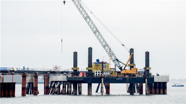 Schwimmende LNG-Terminals deutlich teurer als geplant Arbeiten am LNG-Terminal in der Nordsee vor Wilhelmshaven. Deutschland setzt beim Ersatz russischen Pipeline-Gases unter anderem auf per Schiff geliefertes Flüssigerdgas und baut für den Import mehrere Terminals.