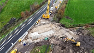 Arbeiten an der Erneuerung des Grabendurchlasses an der A27 in Nordholz von oben gesehen
