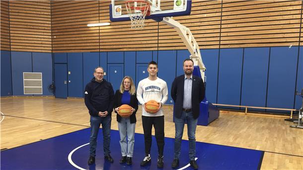 Arbeiten beim Pilotprojekt „Talents Match n’ Link“ zusammen (von links): Andree Plat vom Geestländer Unternehmen Digitale Denkfabrik, Projektleiterin Svenja Pratska, Eisbären-Spieler Johannes Heiken und Eisbären-Geschäftsführer Nils Ruttmann.