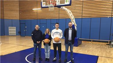 Arbeiten beim Pilotprojekt „Talents Match n’ Link“ zusammen (von links): Andree Plat vom Geestländer Unternehmen Digitale Denkfabrik, Projektleiterin Svenja Pratska, Eisbären-Spieler Johannes Heiken und Eisbären-Geschäftsführer Nils Ruttmann.