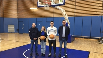 Arbeiten beim Pilotprojekt „Talents Match n’ Link“ zusammen (von links): Andree Plat vom Geestländer Unternehmen Digitale Denkfabrik, Projektleiterin Svenja Pratska, Eisbären-Spieler Johannes Heiken und Eisbären-Geschäftsführer Nils Ruttmann.
