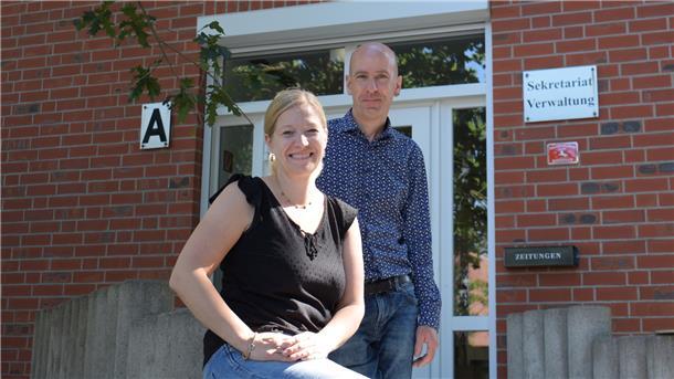 Halten beim neuen Schulträger der Waldschule Hagen-Beverstedt die Fäden in der Hand: Melissa Brünjes (Buchhaltung) und Geschäftsführer Sven Fierek. 