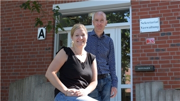 Halten beim neuen Schulträger der Waldschule Hagen-Beverstedt die Fäden in der Hand: Melissa Brünjes (Buchhaltung) und Geschäftsführer Sven Fierek. 