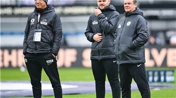 Arbeiten in Bremen weiter zusammen: Werders neuer Trainer Horst Steffen (l) und sein Assistent Raphael Duarte (M) 