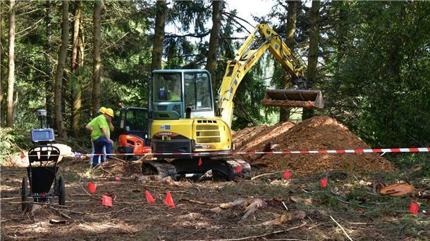Grabungen nach erschossenen Wehrmachtssoldaten beginnt Arbeiter beginnen mit der Exhumierung der sterblichen Überreste von 47 deutschen Soldaten, sowie einer der Kollaboration beschuldigten Französin.