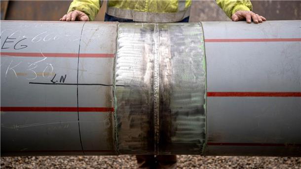 Letzte Naht geschweißt: EWE stellt Pipeline fertig Arbeiter prüfen die letzte Schweißnaht einer weitere Anbindungspipeline für das LNG-Terminal in Wilhelmshaven.