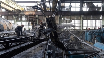 Arbeiter räumen die Trümmer nach einem russischen Raketenangriff auf ein DTEK-Kraftwerk in der Ukraine auf.