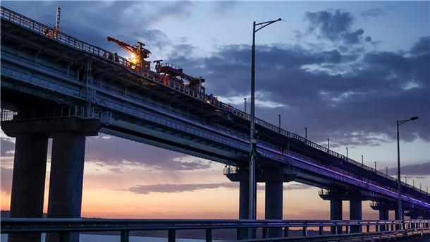 Arbeiter reparieren den Eisenbahnteil der Krim-Brücke, die das russische Festland und die Halbinsel Krim über die Meerenge von Kertsch verbindet.