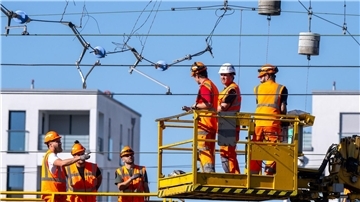 Erste Gleise freigegeben: Zugverkehr in München rollt wieder Arbeiter reparieren in München eine abgerissene Oberleitung.