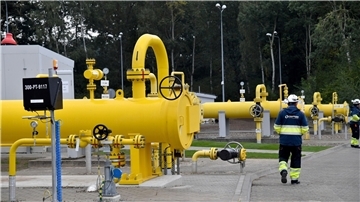 Arbeiter stehen vor der Gasverdichterstation „Goleniow“ vor der feierlichen Eröffnung der Baltic-Pipe-Gasleitung bei Budno.