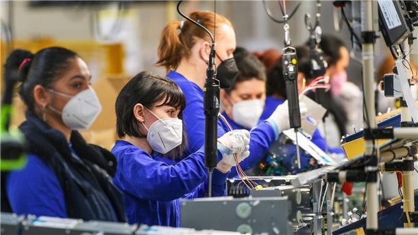 Eurozone: Arbeitslosigkeit sinkt auf Rekordtief Arbeiterinnen in einer Fabrik: Die Statistikbehörde Eurostat hat Zahlen zur Arbeitslosigkeit veröffentlicht.