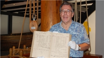 Arbeitet einen Schatz für das Museum auf: Hermann Ostermann mit einem der Kontobücher der Gebrüder Hustede aus Elsfleth, in dem von 1853 bis 1875 alle Segel und Kosten aufgeführt sind.