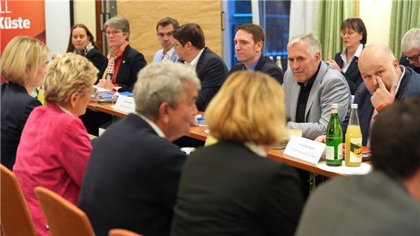 Vorbild für die Politik? - Metaller finden Tarifkompromiss Arbeitgeber und die Gewerkschaft IG Metall haben sich auf einen Tarifabschluss für die deutsche Metall- und Elektroindustrie verständigt.