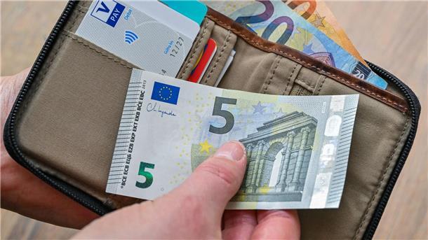 Reallöhne steigen so stark wie noch nie seit 2008 Arbeitnehmer in Niedersachsen haben dank nachlassender Inflation wieder mehr Geld in der Tasche. (Archivbild)