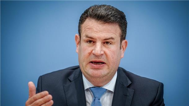 Arbeitsminister Hubertus Heil hat eine spürbare Erhöhung des Bürgergelds angekündigt.