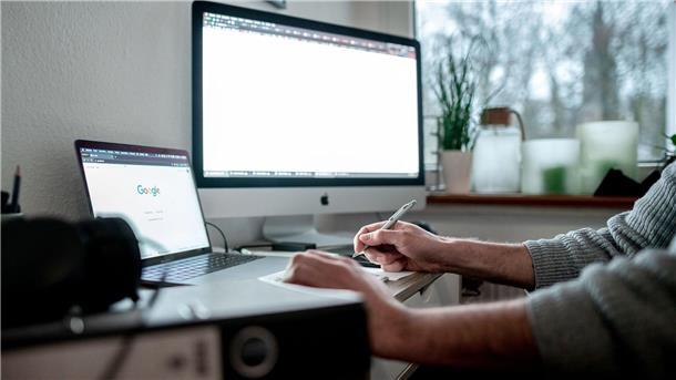 Arbeitsplatz im Home-Office: Zu Hause lässt es sich oft ungestörter arbeiten.