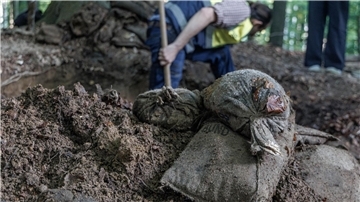 Archäologen haben in Schleswig-Holstein Bundeswehr-Sandsäcke gefunden.
