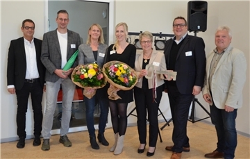 Architekt Martin Menzel (von links), Lebenshilfe-„Baukoordinator“ Timo Steffens, die Einrichtungsleiterinnen Ilona Tiedemann und Eeske Claassen, Lebenshilfe-Geschäftsführerin Marlies Schröder, Lebenshilfe-Geschäftsführer Volker Wahlers und der Selsinger Bürgermeister Bernd Schleßelmann freuen sich gemeinsam über den gelungenen Neubau der Kita Wirbelwind in der Selsinger Hauptstraße.