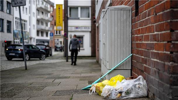 Umweltverschmutzer packt mit an und räumt vor der Polizei seinen Müll weg