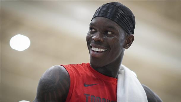 Basketball-Nationalspieler sind in jedem Sommer im Einsatz ARCHIV - 03.10.2023, Kanada, Burnaby: Dennis Schröder, Point Guard der Toronto Raptors, lächelt, als er nach einer Trainingseinheit am ersten Tag des NBA-Basketballtrainingslagers vom Platz geht. Das neue In-Season-Tournament gefällt dem Weltmeister.....Momentan spielt Dennis Schröder für eine Mannschaft aus dem nordamerikanischen Land Kanada. (zu dpa: «Dennis Schröder: Die Größe ist egal!») Foto: Darryl Dyck/AP/dpa - Honorarfrei nur für Bezieher des Dienstes dpa-Nachrichten für Kinder +++ dpa-Nachrichten für Kinder +++