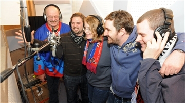 Archivbild: Der damals aufgenommene Fanchor von Robert Krakow (von links), Sänger Florian Müller, Marion Barth, Stadionsprecher Felix Behnert und Tommy Krüger ist auch in der neuen Version der Fanhymne zu hören.