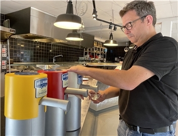 Areas-Chef Carsten Feß füllt im Küchenbereich von Center Parcs in Tossens Ketchup, Senf und Mayonnaise in kleine Schälchen. Portionspackungen aus Plastik gibt es nicht mehr.