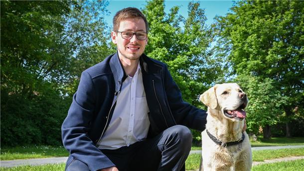 „Auf Posten“ beim Auswärtigen Amt: Diese Nordlichter vertreten Deutschland in der Welt Arend Müller arbeitet beim Auswärtigen Amt in Berlin. Wenn er auf Heimatbesuch in Laven bei Bremerhaven ist, gehört Hund Olaf viel Aufmerksamkeit.