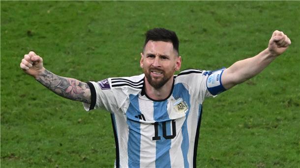Argentiniens Lionel Messi jubelt nach seinem Treffer zum 3-2. Gewonnen hat sein Team das WM-Finale in Katar aber erst nach dem Elfmeterschießen.
