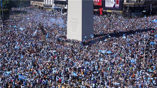 Argentinische Fußballfans in Buenos Aires feiern den WM-Sieg ihrer Mannschaft.
