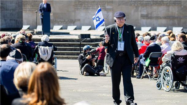 Bewegende Gedenkfeier erinnert an Gräuel in Bergen-Belsen Arie Olewski, Vorsitzender vom israelischen Verband von Überlebenden von Bergen-Belsen, verlässt während der Rede von Stephan Weil aus Protest seinen Sitzplatz.