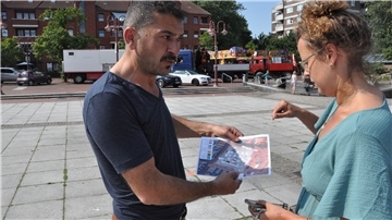 Arischa Schmitz berät am Dienstagnachmittag mit Emin Orhan, wo auf dem Marktplatz er beim Stadtfest mit seinen Ständen stehen wird.