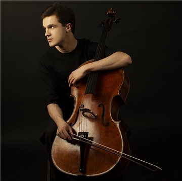 Das Foto zeigt Arkhip Sherstennikov am Violoncello.