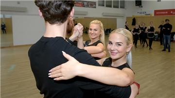 Claudia (vorn) und Cindy Perk mit Tanzpartnern.
