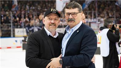 Arm in Arm nach der Finalentscheidung: Ex-Pinguins-Spieler und Eisbären-Co-Trainer Craig Streu und Alfred Prey verbindet auch 15 Jahre nach dem Abschied aus Bremerhaven eine enge Freundschaft.