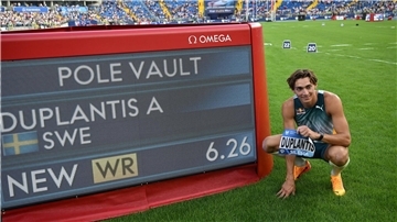 Armand Duplantis sprang schon seinen dritten Weltrekord in dieser Saison.