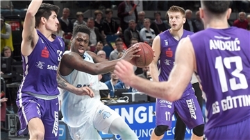 Armani Moore (Zweiter von links) weiß, wie es ist, in der ÖVB-Arena in Bremen zu spielen.