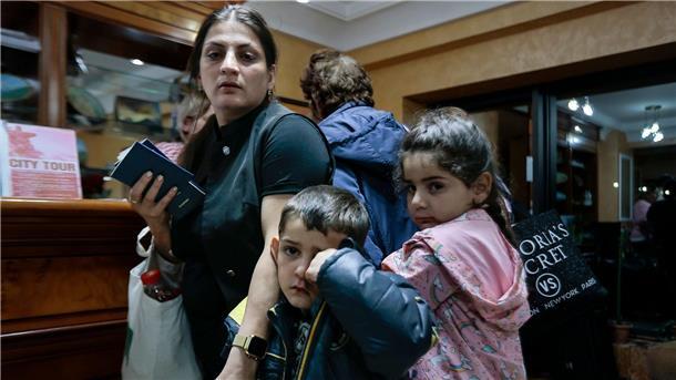 Armenier aus Berg-Karabach warten darauf, vorübergehend in einem Hotel untergebracht zu werden.