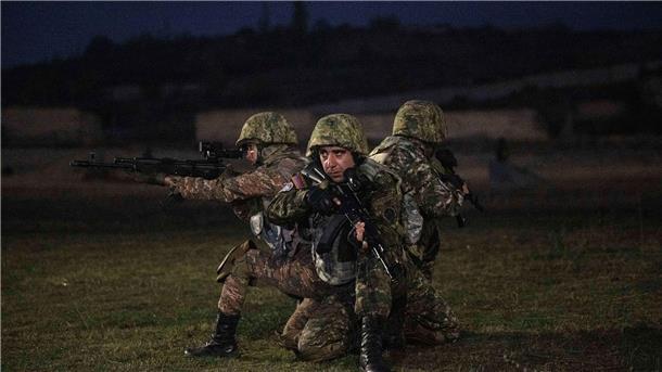 Armenische Soldaten nehmen an einer Nachtübung teil.