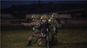 Armenische Soldaten nehmen an einer Nachtübung teil.