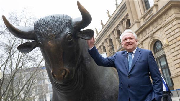 Rüstungskonzern Rheinmetall mit Kurssprung in den Dax Armin Papperger, CEO von Rheinmetall kommt zum Fototermin neben der „Bulle und Bär“-Skulptur vor der Börse in Frankfurt.