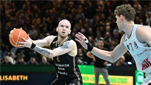 Arnas Velicka (l) verlässt die Basketball Löwen Braunschweig.