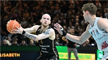 Arnas Velicka (l) verlässt die Basketball Löwen Braunschweig.