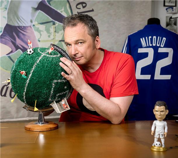 Arnd Zeigler ist TV-Moderator, Buchautor und glühender Fan von Werder Bremen. Derzeit ist der 54-Jährige mit seinem Bühnenprogramm „Dahin wo es wehtut“ auf Tour, am Donnerstag tritt er im Autokino in Bremerhaven auf. NORD|ERLESEN hat ihn zum Interview getroffen.