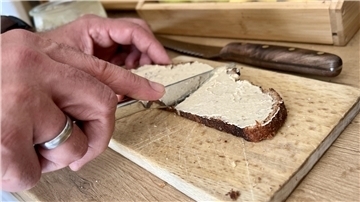 Ein Brot wird geschnitten