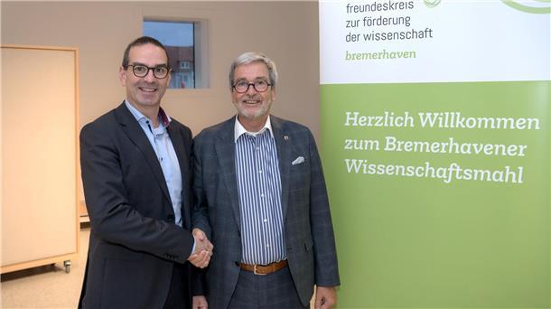 Arne Dunker (l.) vom Klimahaus und Dieter Petram vom Freundeskreis bei der Verleihung des Wissenschaftspreises.
